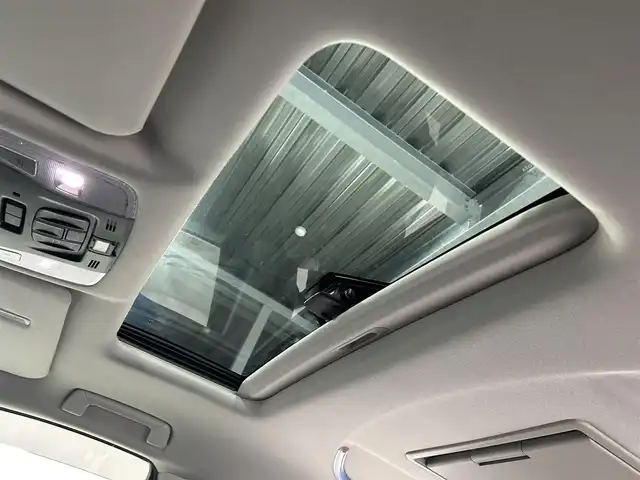 トヨタ ヴェルファイア ハイブリット 大阪府 2020(令2)年 4.7万km ホワイトパールクリスタルシャイン 純正ナビ（DVD/CD/BT）/バックカメラ/ETC/スマートキー/4WD/デジタルインナーミラー/ブラインドスポットモニター/サンルーフ/TRDエアロ/両側パワースライドドア/ステアリングスイッチ/レーンキープアシスト/レーダークルーズコントロール/衝突被害軽減システム/Wオートエアコン/オートライト/オートハイビーム/オートワイパー/オートホールド/電子パーキング/パワーバックドア/前席パワーシート/前席シートヒーター/前席シートクーラー/ハンドルヒーター/前後ドライブレコーダー/純正アルミホイール/純正フロアマット