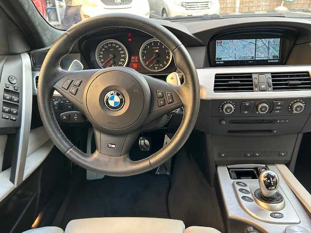 ＢＭＷ Ｍ５ 東京都 2006(平18)年 2.8万km シルバーストーンⅡ VORSTEINER 20インチホイール/AP RACINGブレーキキャリパー/V１０エンジン/パドルシフト/サンルーフ/白レザーシート/バックカメラ/コーナーセンサー/シートヒーター/パワーシート/ヘッドライトウォッシャー/クルーズコントロール/ETC/保証書/取扱説明書/記録簿