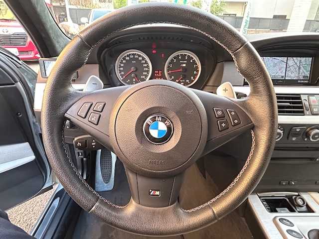 ＢＭＷ Ｍ５ 東京都 2006(平18)年 2.8万km シルバーストーンⅡ VORSTEINER 20インチホイール/AP RACINGブレーキキャリパー/V１０エンジン/パドルシフト/サンルーフ/白レザーシート/バックカメラ/コーナーセンサー/シートヒーター/パワーシート/ヘッドライトウォッシャー/クルーズコントロール/ETC/保証書/取扱説明書/記録簿