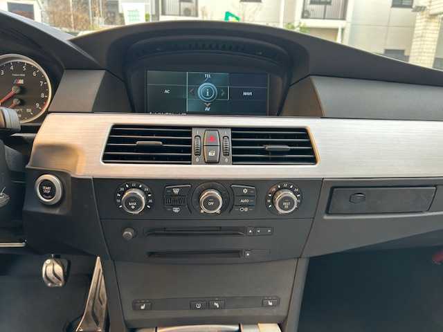 ＢＭＷ Ｍ５ 東京都 2006(平18)年 2.8万km シルバーストーンⅡ VORSTEINER 20インチホイール/AP RACINGブレーキキャリパー/V１０エンジン/パドルシフト/サンルーフ/白レザーシート/バックカメラ/コーナーセンサー/シートヒーター/パワーシート/ヘッドライトウォッシャー/クルーズコントロール/ETC/保証書/取扱説明書/記録簿