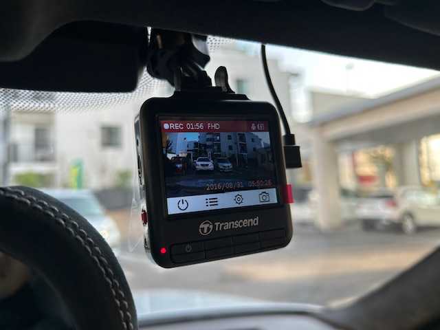 ＢＭＷ Ｍ５ 東京都 2006(平18)年 2.8万km シルバーストーンⅡ VORSTEINER 20インチホイール/AP RACINGブレーキキャリパー/V１０エンジン/パドルシフト/サンルーフ/白レザーシート/バックカメラ/コーナーセンサー/シートヒーター/パワーシート/ヘッドライトウォッシャー/クルーズコントロール/ETC/保証書/取扱説明書/記録簿