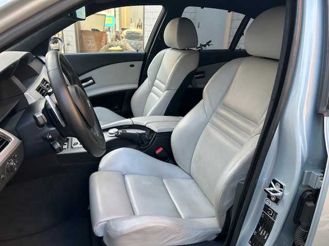 ＢＭＷ Ｍ５ 東京都 2006(平18)年 2.8万km シルバーストーンⅡ VORSTEINER 20インチホイール/AP RACINGブレーキキャリパー/V１０エンジン/パドルシフト/サンルーフ/白レザーシート/バックカメラ/コーナーセンサー/シートヒーター/パワーシート/ヘッドライトウォッシャー/クルーズコントロール/ETC/保証書/取扱説明書/記録簿