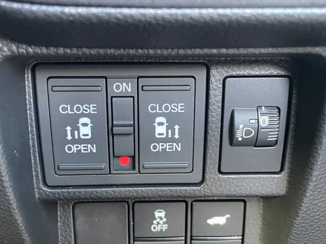 ホンダ ステップワゴン スパーダ 青森県 2024(令6)年 0.9万km スーパープラチナグレーメタリック ワンオーナー/HONDAコネクトGatthersナビ（フルセグ/RADIO）/HONDAセンシング/turbo/レーダークルーズコントロール/マルチビューカメラ/パワーテールゲート/ハーフレザーシート/D/N席シートヒーター/寒冷地仕様/パドルシフト/360度録画ドライブレコーダー/スペアキー/社外１６インチスタッドレスタイヤ車載（VRX3　23年製）/保証書/取扱説明書