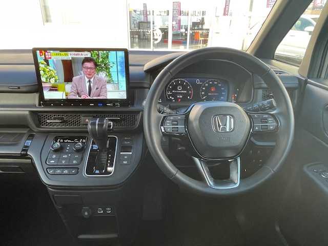 ホンダ ステップワゴン スパーダ 青森県 2024(令6)年 0.9万km スーパープラチナグレーメタリック ワンオーナー/HONDAコネクトGatthersナビ（フルセグ/RADIO）/HONDAセンシング/turbo/レーダークルーズコントロール/マルチビューカメラ/パワーテールゲート/ハーフレザーシート/D/N席シートヒーター/寒冷地仕様/パドルシフト/360度録画ドライブレコーダー/スペアキー/社外１６インチスタッドレスタイヤ車載（VRX3　23年製）/保証書/取扱説明書