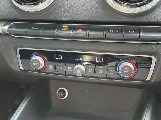 アウディ Ａ３ スポーツバック 1．4 TFSI 滋賀県 2016(平28)年 14万km 赤 純正ナビ【AM/FM/CD/Bluetooth/フルセグ】/バックカメラ/アダプティブクルーズコントロール/パドルシフト/オートライト/HIDヘッドライト/ETC/電動パーキング/プッシュスタート/アイドリングストップ/横滑り防止装置