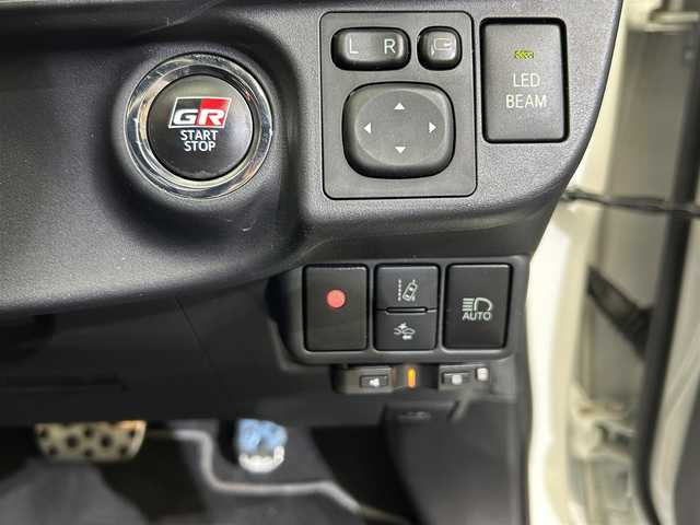 トヨタ アクア G GRスポーツ 17インチPKG 愛媛県 2020(令2)年 2.8万km ホワイトパールクリスタルシャイン ・ナビ（フルセグＴＶ・ＢＴ・ＣＤ・ＤＶＤ・ＦＭ・ＡＭ・ＳＤ）/・バックカメラ　/・前後ドラレコ　/・ＥＴＣ　/・クルコン　/・レーンキープアシスト　/・オートマチックハイビーム　/・レーダー探知機　/・テレビキャンセラー　/・スペアキー