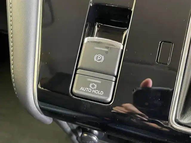 三菱 デリカＤ：５ シャモニー 岩手県 2025(令7)年 0.1千km 白Ⅱ 登録済み未使用車/４WD/ディーゼルターボ/マルチアラウンドモニター/エレクトリックテールゲート/両側電動スライドドア/ナビ取り付けパッケージ/e-Assist/衝突被害軽減ブレーキ/レーダークルーズコントロールシステム/オートマチックハイビーム/誤発進抑制機能/後側方車両検知警報システム/後退時交差車両検知警報システム/横滑り防止装置/アイドリングストップ/パドルシフト/オートブレーキホールド/AC100V100Wコンセント/撥水機能付き専用コンビネーションシート/専用18インチアルミホイール/運転席パワーシート/前席シートヒーター/ステアリングヒーター/リヤマニュアルクーラー/PTCヒーター/ヒーテッドドアミラー/LEDヘッドライト