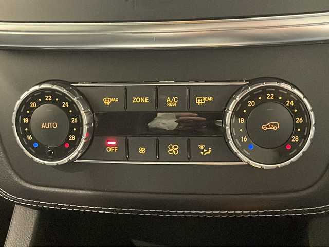 メルセデス・ベンツ ＭＬ３５０ 4マチック AMG スポーツ PKG 新潟県 2015(平27)年 4.5万km ポーラホワイト AMGスポーツパッケージ/-AMGスタイリング（フロントスポイラー/サイドスカート/リアスポイラー）/-20インチAMG5スポークアルミホイール/-Mercedes-Benzロゴ付ブレーキキャリパー＆ベンチレーテッドディスク（フロント・リア）/-ステンレス製ランニングボード（ラバースタッド付）/レーダーセーフティパッケージ/-PRESAFEブレーキ/-アテンションアシスト/-ブラインドスポットアシスト/-レーンキープアシスト/純正HDDナビ/・CD/DVD/Bluetooth/フルセグ/360°カメラ/レザーシート/全席シートヒーター/フロントパワーシート（メモリー付）/EASY-PACK自動開閉テールゲート/HIDヘッドライト/ETC