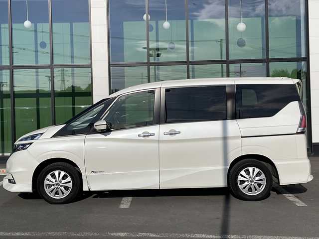 日産 セレナ ハイウェイスター プロパイロットED 道東・釧路十勝 2016(平28)年 8.2万km ブリリアントホワイトパール ・４WD/・純正9インチナビ/（フルセグ・CD・DVD・SD・BT・AUX）/・アラウンドビューモニター/・純正フリップダウンモニター/・プロパイロット/・両側パワースライドドア/・インテリジェントパーキングアシスト/・LDW（車線逸脱警報）/・LDP（車線逸脱防止支援システム）/・ふらつき警報/・踏み間違い衝突防止アシスト/・進入禁止標識検知/・エマージェンシーブレーキ/・LEDライト/・フォグランプ/・電動格納ミラー/・ETC/・アイドリングストップ・/・シートヒーター/・ドライブレコーダー/・スマートキー/・プッシュスタート/・W＆サイドエアバッグ/・横滑り防止装置/・ABS/・純フロアマット/・純正15inアルミホイール/・保証書・/・取扱説明書/・スペアキー有