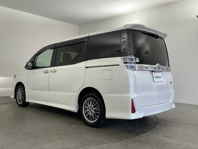 トヨタ ヴォクシー ハイブリッド ZS 煌Ⅲ 兵庫県 2021(令3)年 0.6万km ホワイトパールクリスタルシャイン トヨタセーフティセンス/・プリクラッシュセーフティシステム/・レーンディパーチャーアラート/・オートマチックハイビーム/・先行車発進告知機能/インテリジェントクリアランスソナー/両側パワースライドドア/LEDヘッドライト/・オートライト/トヨタ純正ナビ/・Bluetoothオーディオ/・CD/DVD再生/・SDミュージックサーバー/・フルセグテレビ/・バックカメラ/クルーズコントロール/前後ドライブレコーダー/ウォークスルー/純正フロアマット/ハーフレザーシート/シートヒーター（運転席・助手席）/純正16インチアルミホイール/スマートエントリーシステム/プッシュスタートシステム/ワンオーナー/新車保証書/取扱説明書