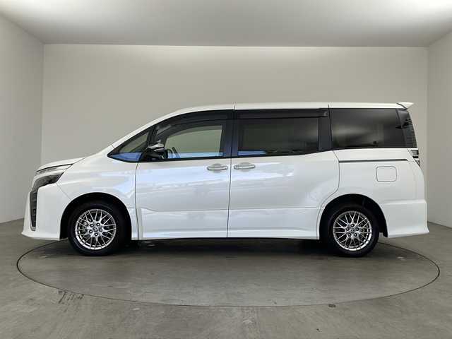 トヨタ ヴォクシー ハイブリッド ZS 煌Ⅲ 兵庫県 2021(令3)年 0.6万km ホワイトパールクリスタルシャイン トヨタセーフティセンス/・プリクラッシュセーフティシステム/・レーンディパーチャーアラート/・オートマチックハイビーム/・先行車発進告知機能/インテリジェントクリアランスソナー/両側パワースライドドア/LEDヘッドライト/・オートライト/トヨタ純正ナビ/・Bluetoothオーディオ/・CD/DVD再生/・SDミュージックサーバー/・フルセグテレビ/・バックカメラ/クルーズコントロール/前後ドライブレコーダー/ウォークスルー/純正フロアマット/ハーフレザーシート/シートヒーター（運転席・助手席）/純正16インチアルミホイール/スマートエントリーシステム/プッシュスタートシステム/ワンオーナー/新車保証書/取扱説明書