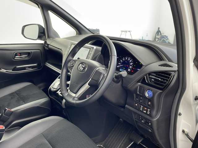 トヨタ ヴォクシー ハイブリッド ZS 煌Ⅲ 兵庫県 2021(令3)年 0.6万km ホワイトパールクリスタルシャイン トヨタセーフティセンス/・プリクラッシュセーフティシステム/・レーンディパーチャーアラート/・オートマチックハイビーム/・先行車発進告知機能/インテリジェントクリアランスソナー/両側パワースライドドア/LEDヘッドライト/・オートライト/トヨタ純正ナビ/・Bluetoothオーディオ/・CD/DVD再生/・SDミュージックサーバー/・フルセグテレビ/・バックカメラ/クルーズコントロール/前後ドライブレコーダー/ウォークスルー/純正フロアマット/ハーフレザーシート/シートヒーター（運転席・助手席）/純正16インチアルミホイール/スマートエントリーシステム/プッシュスタートシステム/ワンオーナー/新車保証書/取扱説明書