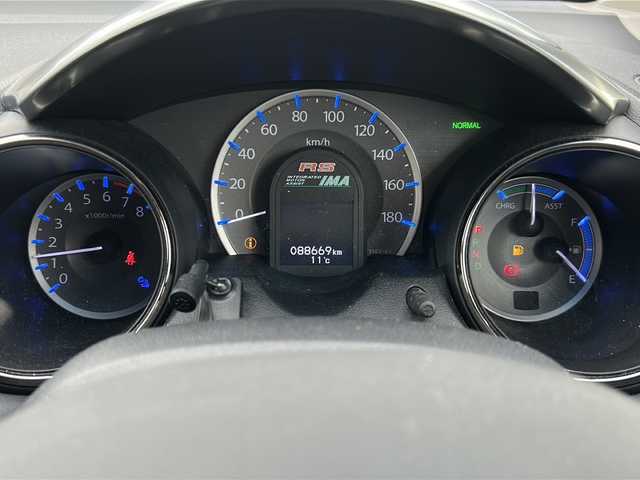 ホンダ フィット ハイブリット RS 宮城県 2012(平24)年 8.9万km クリスタルブラックパール 禁煙車/シートヒーター/クルーズコントロール/ビルトインETC/レザーシート/積み込み純正ナビ/革巻きステアリング/ステアリングスイッチ/パドルシフト/スマートキー/スペアキー（鍵状態）/純正ドアバイザー/純正フロアマット/社外16インチアルミホイール/横滑り防止装置/アイドリングストップ/オートライト