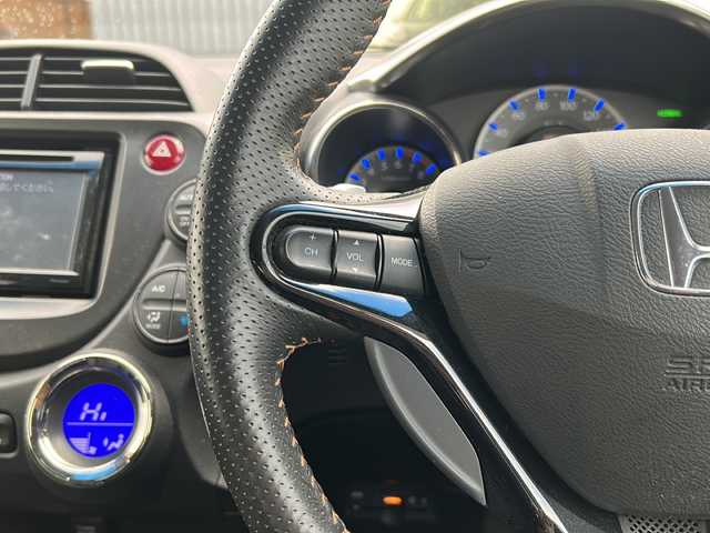 ホンダ フィット ハイブリット RS 宮城県 2012(平24)年 8.9万km クリスタルブラックパール 禁煙車/シートヒーター/クルーズコントロール/ビルトインETC/レザーシート/積み込み純正ナビ/革巻きステアリング/ステアリングスイッチ/パドルシフト/スマートキー/スペアキー（鍵状態）/純正ドアバイザー/純正フロアマット/社外16インチアルミホイール/横滑り防止装置/アイドリングストップ/オートライト