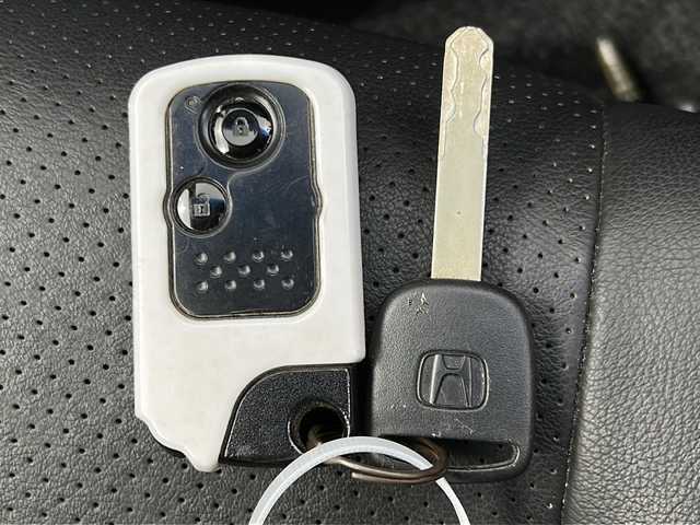 ホンダ フィット ハイブリット RS 宮城県 2012(平24)年 8.9万km クリスタルブラックパール 禁煙車/シートヒーター/クルーズコントロール/ビルトインETC/レザーシート/積み込み純正ナビ/革巻きステアリング/ステアリングスイッチ/パドルシフト/スマートキー/スペアキー（鍵状態）/純正ドアバイザー/純正フロアマット/社外16インチアルミホイール/横滑り防止装置/アイドリングストップ/オートライト