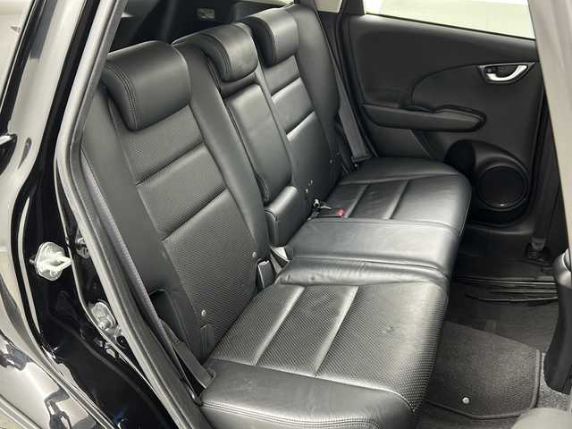 ホンダ フィット ハイブリット RS 宮城県 2012(平24)年 8.9万km クリスタルブラックパール 禁煙車/シートヒーター/クルーズコントロール/ビルトインETC/レザーシート/積み込み純正ナビ/革巻きステアリング/ステアリングスイッチ/パドルシフト/スマートキー/スペアキー（鍵状態）/純正ドアバイザー/純正フロアマット/社外16インチアルミホイール/横滑り防止装置/アイドリングストップ/オートライト