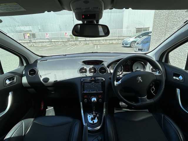 プジョー ３０８ スポーティアム 大阪府 2014(平26)年 2万km ビアンカホワイト Carrozzeria7インチＳＤナビ/（フルセグ／ＢＴ／ＣＤ／ＤＶＤ）/クルーズコントロール/コーナーセンサー/ハーフレザーシート/オートライト/横滑り防止/ＥＴＣ/純正１７インチＡＷ/保証書/取り扱い説明書/スペアキー