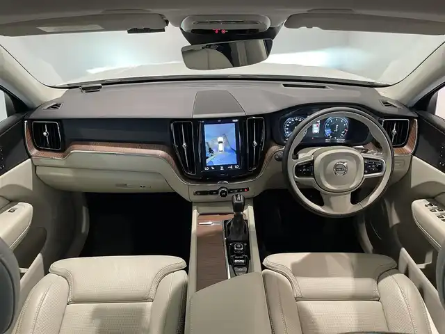 ボルボ ＸＣ６０ T5 AWD インスクリプション 愛知県 2018(平30)年 6.2万km クリスタルホワイトP 白レザー　/ヘッドアップディスプレイ/リニアライム木目調パネル　/純正ナビ　/Ｂｌｕｅｔｏｏｔｈ　/ＡｐｐｌｅＣａｒＰｌａｙ　/ＡｎｄｒｏｉｄＡｕｔｏ/３６０度カメラ　/フルセグＴＶ　/パワシート　/エアシート/シートヒーター/ハンドルヒーター　/アダプティブクルーズコントロール/レーンキープアシスト/レーンディパーチャーウォーニング/ブラインドスポットモニター/LEDヘッドライト/パワーバックドア/プッシュスタート/アイドリングストップ/ウィンカーミラー