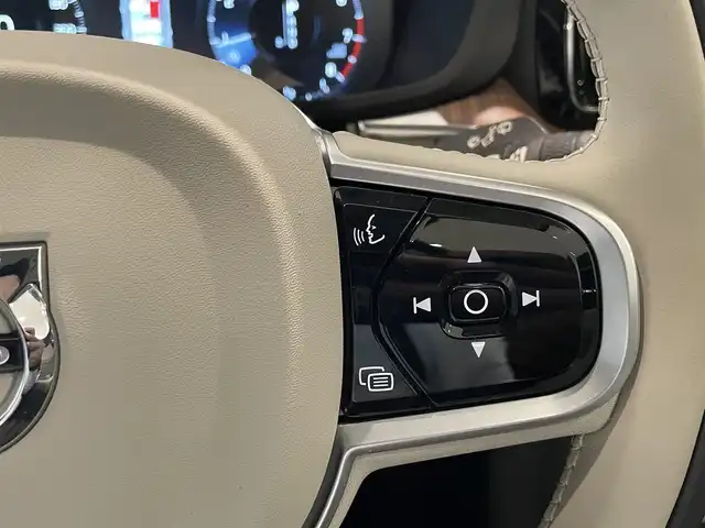 ボルボ ＸＣ６０ T5 AWD インスクリプション 愛知県 2018(平30)年 6.2万km クリスタルホワイトP 白レザー　/ヘッドアップディスプレイ/リニアライム木目調パネル　/純正ナビ　/Ｂｌｕｅｔｏｏｔｈ　/ＡｐｐｌｅＣａｒＰｌａｙ　/ＡｎｄｒｏｉｄＡｕｔｏ/３６０度カメラ　/フルセグＴＶ　/パワシート　/エアシート/シートヒーター/ハンドルヒーター　/アダプティブクルーズコントロール/レーンキープアシスト/レーンディパーチャーウォーニング/ブラインドスポットモニター/LEDヘッドライト/パワーバックドア/プッシュスタート/アイドリングストップ/ウィンカーミラー