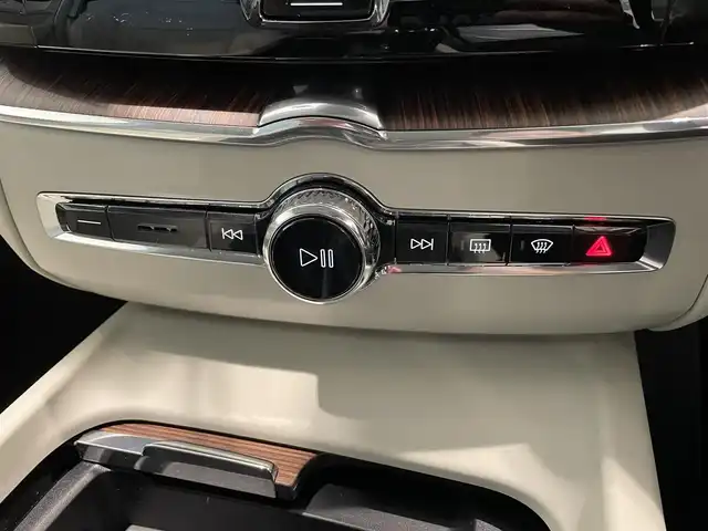 ボルボ ＸＣ６０ T5 AWD インスクリプション 愛知県 2018(平30)年 6.2万km クリスタルホワイトP 白レザー　/ヘッドアップディスプレイ/リニアライム木目調パネル　/純正ナビ　/Ｂｌｕｅｔｏｏｔｈ　/ＡｐｐｌｅＣａｒＰｌａｙ　/ＡｎｄｒｏｉｄＡｕｔｏ/３６０度カメラ　/フルセグＴＶ　/パワシート　/エアシート/シートヒーター/ハンドルヒーター　/アダプティブクルーズコントロール/レーンキープアシスト/レーンディパーチャーウォーニング/ブラインドスポットモニター/LEDヘッドライト/パワーバックドア/プッシュスタート/アイドリングストップ/ウィンカーミラー
