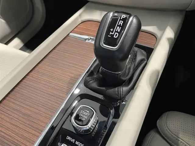ボルボ ＸＣ６０ T5 AWD インスクリプション 愛知県 2018(平30)年 6.2万km クリスタルホワイトP 白レザー　/ヘッドアップディスプレイ/リニアライム木目調パネル　/純正ナビ　/Ｂｌｕｅｔｏｏｔｈ　/ＡｐｐｌｅＣａｒＰｌａｙ　/ＡｎｄｒｏｉｄＡｕｔｏ/３６０度カメラ　/フルセグＴＶ　/パワシート　/エアシート/シートヒーター/ハンドルヒーター　/アダプティブクルーズコントロール/レーンキープアシスト/レーンディパーチャーウォーニング/ブラインドスポットモニター/LEDヘッドライト/パワーバックドア/プッシュスタート/アイドリングストップ/ウィンカーミラー