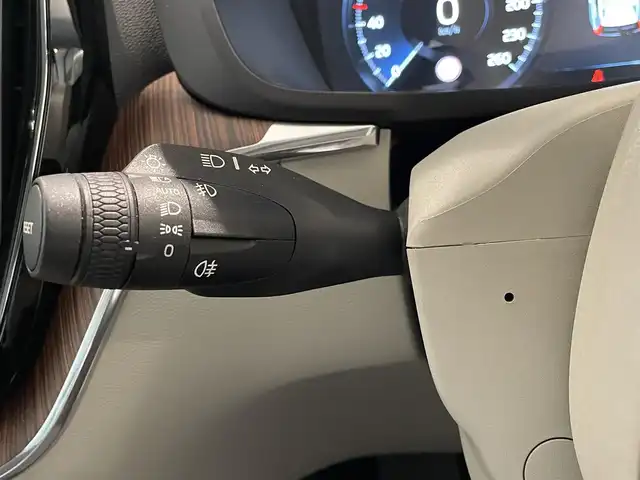 ボルボ ＸＣ６０ T5 AWD インスクリプション 愛知県 2018(平30)年 6.2万km クリスタルホワイトP 白レザー　/ヘッドアップディスプレイ/リニアライム木目調パネル　/純正ナビ　/Ｂｌｕｅｔｏｏｔｈ　/ＡｐｐｌｅＣａｒＰｌａｙ　/ＡｎｄｒｏｉｄＡｕｔｏ/３６０度カメラ　/フルセグＴＶ　/パワシート　/エアシート/シートヒーター/ハンドルヒーター　/アダプティブクルーズコントロール/レーンキープアシスト/レーンディパーチャーウォーニング/ブラインドスポットモニター/LEDヘッドライト/パワーバックドア/プッシュスタート/アイドリングストップ/ウィンカーミラー