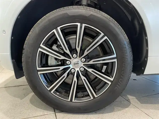 ボルボ ＸＣ６０ T5 AWD インスクリプション 愛知県 2018(平30)年 6.2万km クリスタルホワイトP 白レザー　/ヘッドアップディスプレイ/リニアライム木目調パネル　/純正ナビ　/Ｂｌｕｅｔｏｏｔｈ　/ＡｐｐｌｅＣａｒＰｌａｙ　/ＡｎｄｒｏｉｄＡｕｔｏ/３６０度カメラ　/フルセグＴＶ　/パワシート　/エアシート/シートヒーター/ハンドルヒーター　/アダプティブクルーズコントロール/レーンキープアシスト/レーンディパーチャーウォーニング/ブラインドスポットモニター/LEDヘッドライト/パワーバックドア/プッシュスタート/アイドリングストップ/ウィンカーミラー