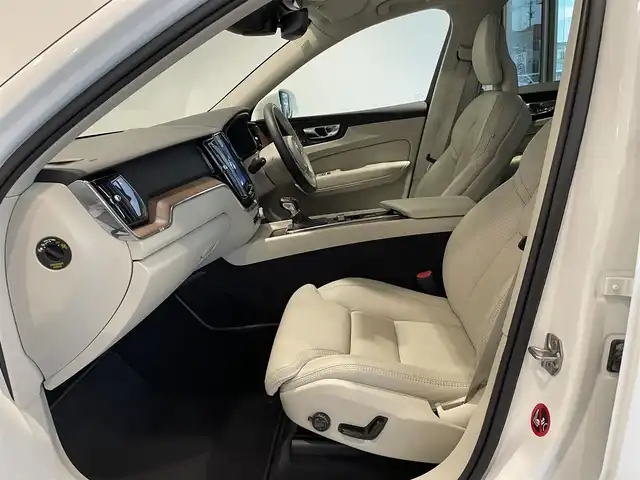 ボルボ ＸＣ６０ T5 AWD インスクリプション 愛知県 2018(平30)年 6.2万km クリスタルホワイトP 白レザー　/ヘッドアップディスプレイ/リニアライム木目調パネル　/純正ナビ　/Ｂｌｕｅｔｏｏｔｈ　/ＡｐｐｌｅＣａｒＰｌａｙ　/ＡｎｄｒｏｉｄＡｕｔｏ/３６０度カメラ　/フルセグＴＶ　/パワシート　/エアシート/シートヒーター/ハンドルヒーター　/アダプティブクルーズコントロール/レーンキープアシスト/レーンディパーチャーウォーニング/ブラインドスポットモニター/LEDヘッドライト/パワーバックドア/プッシュスタート/アイドリングストップ/ウィンカーミラー