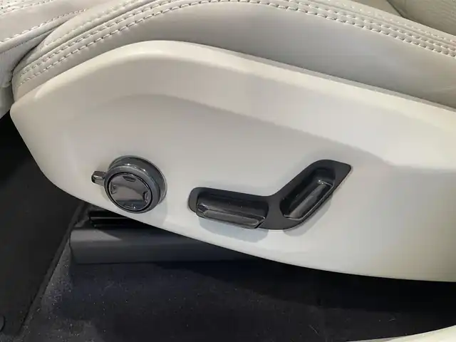 ボルボ ＸＣ６０ T5 AWD インスクリプション 愛知県 2018(平30)年 6.2万km クリスタルホワイトP 白レザー　/ヘッドアップディスプレイ/リニアライム木目調パネル　/純正ナビ　/Ｂｌｕｅｔｏｏｔｈ　/ＡｐｐｌｅＣａｒＰｌａｙ　/ＡｎｄｒｏｉｄＡｕｔｏ/３６０度カメラ　/フルセグＴＶ　/パワシート　/エアシート/シートヒーター/ハンドルヒーター　/アダプティブクルーズコントロール/レーンキープアシスト/レーンディパーチャーウォーニング/ブラインドスポットモニター/LEDヘッドライト/パワーバックドア/プッシュスタート/アイドリングストップ/ウィンカーミラー