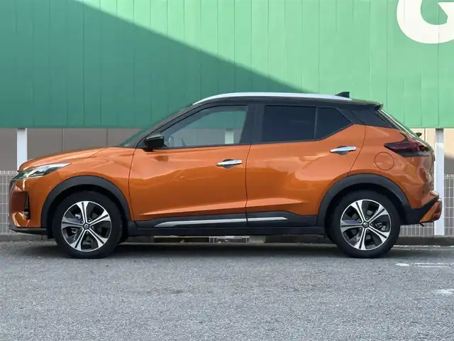 日産 キックス X ツートーンインテリアED 千葉県 2020(令2)年 2.6万km プレミアムホライズンオレンジ/ピュアブラック 2トーン メーカーオプションナビ/(フルセグTV/CD/DVD/Bluetooth)/ワンオーナー/全方位カメラ/レーダークルーズコントロール/インナービューモニター/エマージェンシーブレーキ/ステアリングスイッチ/ステアリングヒーター/前席シートヒーター/レザーシート/ETC/ルーフレール/前後コーナーセンサー/レーンキープアシスト/横滑り防止装置/純正フロアマット/純正アルミホイール/オートライト/スマートキー/プッシュエンジンスタート