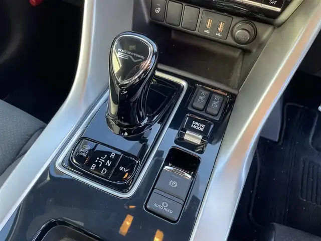 三菱 エクリプス クロス ＰＨＥＶ P 富山県 2020(令2)年 3.1万km ホワイトダイヤモンド アラウンドビューモニター/純正ナビ/フルセグTV/Bluetooth/運転席シートヒーター/助手席シートヒーター/ステアリングヒーター/寒冷地仕様/ハーフレザーシート/ビルトインETC/AC1500W電源/スマートキー×２/レーダークルーズコントロール/ブラインドスポットモニター/ヘッドアップディスプレイ/LEDオートライト/ＬＥＤフォグライト/ルーフレール/ラリーアートフラップ