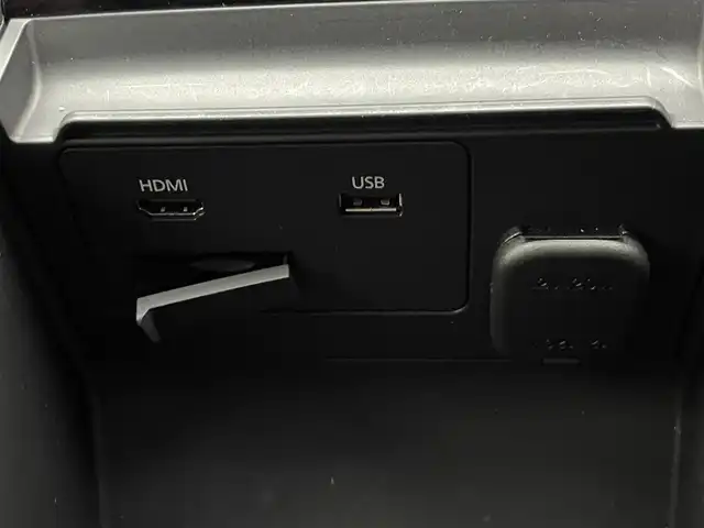 マツダ マツダ３ファストバック 20S バーガンディセレクション 愛知県 2019(令1)年 3万km ソニックシルバーM 純正８．８型ナビ　ＢＯＳＥサウンド　ＢＳＭ　禁煙　ＨＵＤ　赤革　ＨＤＭＩ　パドルシフト　追従クルコン　フルセグ　ＤＶＤ　パワーシート　シートヒーター　ＥＴＣ　ドラレコ　ＬＥＤライト　衝突軽減　コーナーセンサー　ステアリングヒーター　USB　Bluetooth　オートハイビーム　アイドリングストップ　プッシュスタート　スマートキー