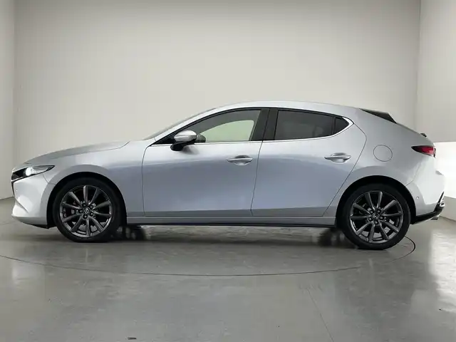 マツダ マツダ３ファストバック 20S バーガンディセレクション 愛知県 2019(令1)年 3万km ソニックシルバーM 純正８．８型ナビ　ＢＯＳＥサウンド　ＢＳＭ　禁煙　ＨＵＤ　赤革　ＨＤＭＩ　パドルシフト　追従クルコン　フルセグ　ＤＶＤ　パワーシート　シートヒーター　ＥＴＣ　ドラレコ　ＬＥＤライト　衝突軽減　コーナーセンサー　ステアリングヒーター　USB　Bluetooth　オートハイビーム　アイドリングストップ　プッシュスタート　スマートキー