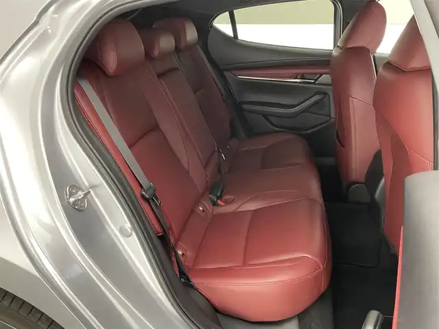 マツダ マツダ３ファストバック 20S バーガンディセレクション 愛知県 2019(令1)年 3万km ソニックシルバーM 純正８．８型ナビ　ＢＯＳＥサウンド　ＢＳＭ　禁煙　ＨＵＤ　赤革　ＨＤＭＩ　パドルシフト　追従クルコン　フルセグ　ＤＶＤ　パワーシート　シートヒーター　ＥＴＣ　ドラレコ　ＬＥＤライト　衝突軽減　コーナーセンサー　ステアリングヒーター　USB　Bluetooth　オートハイビーム　アイドリングストップ　プッシュスタート　スマートキー