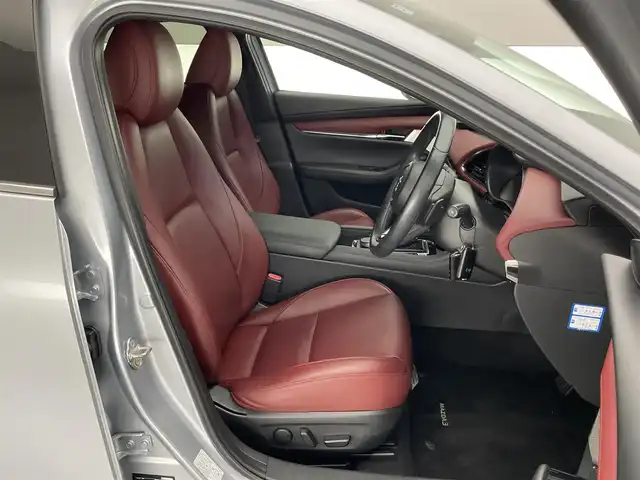 マツダ マツダ３ファストバック 20S バーガンディセレクション 愛知県 2019(令1)年 3万km ソニックシルバーM 純正８．８型ナビ　ＢＯＳＥサウンド　ＢＳＭ　禁煙　ＨＵＤ　赤革　ＨＤＭＩ　パドルシフト　追従クルコン　フルセグ　ＤＶＤ　パワーシート　シートヒーター　ＥＴＣ　ドラレコ　ＬＥＤライト　衝突軽減　コーナーセンサー　ステアリングヒーター　USB　Bluetooth　オートハイビーム　アイドリングストップ　プッシュスタート　スマートキー