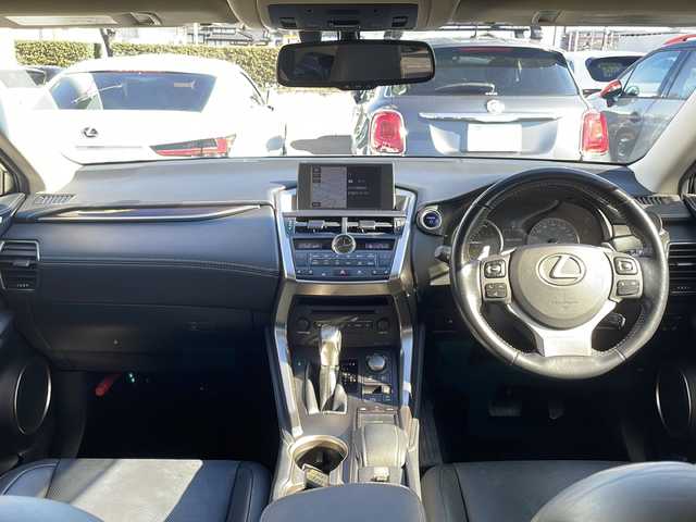 レクサス ＮＸ 300h バージョンL 佐賀県 2015(平27)年 8.2万km グラファイトブラックガラスフレーク エンジンスタートボタン/保証書/取扱説明書/記録簿/MTモード付AT/スマートキー/スペアキー有/クルーズコントロール/Bluetooth接続/CD再生/USB入力端子/ビルトインETC/バックカメラ/サイドカメラ/SD/AUX/フルセグテレビ/純正SDナビ/DVD再生/Blu-ray再生/サンルーフ/電動リアゲート/純正フロアマット/全席パワーシート/前席シートヒーター/前席エアシート/純正アルミホイール/ABS/横滑り防止装置/前後コーナーセンサー/盗難防止装置/オートライト/LEDライト/ステアリングスイッチ/ステアリングヒーター/パドルシフト/ブレーキホールド/シートメモリ