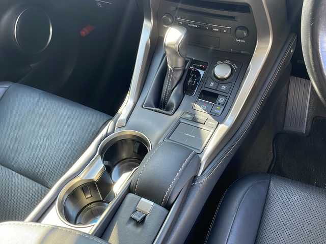 レクサス ＮＸ 300h バージョンL 佐賀県 2015(平27)年 8.2万km グラファイトブラックガラスフレーク エンジンスタートボタン/保証書/取扱説明書/記録簿/MTモード付AT/スマートキー/スペアキー有/クルーズコントロール/Bluetooth接続/CD再生/USB入力端子/ビルトインETC/バックカメラ/サイドカメラ/SD/AUX/フルセグテレビ/純正SDナビ/DVD再生/Blu-ray再生/サンルーフ/電動リアゲート/純正フロアマット/全席パワーシート/前席シートヒーター/前席エアシート/純正アルミホイール/ABS/横滑り防止装置/前後コーナーセンサー/盗難防止装置/オートライト/LEDライト/ステアリングスイッチ/ステアリングヒーター/パドルシフト/ブレーキホールド/シートメモリ