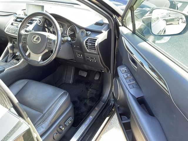 レクサス ＮＸ 300h バージョンL 佐賀県 2015(平27)年 8.2万km グラファイトブラックガラスフレーク エンジンスタートボタン/保証書/取扱説明書/記録簿/MTモード付AT/スマートキー/スペアキー有/クルーズコントロール/Bluetooth接続/CD再生/USB入力端子/ビルトインETC/バックカメラ/サイドカメラ/SD/AUX/フルセグテレビ/純正SDナビ/DVD再生/Blu-ray再生/サンルーフ/電動リアゲート/純正フロアマット/全席パワーシート/前席シートヒーター/前席エアシート/純正アルミホイール/ABS/横滑り防止装置/前後コーナーセンサー/盗難防止装置/オートライト/LEDライト/ステアリングスイッチ/ステアリングヒーター/パドルシフト/ブレーキホールド/シートメモリ