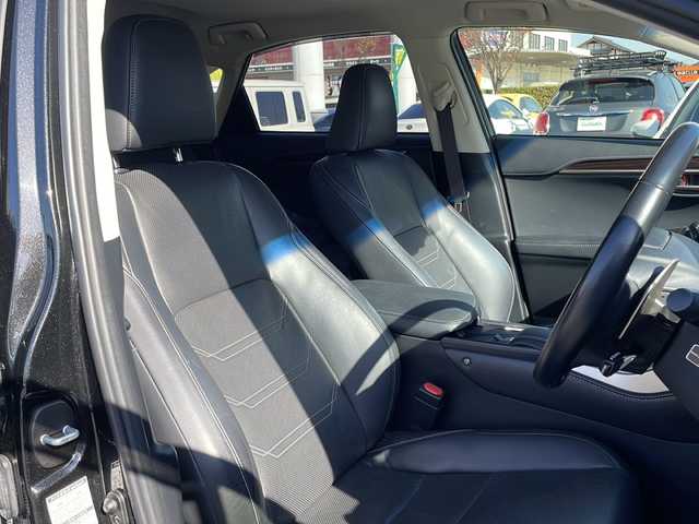 レクサス ＮＸ 300h バージョンL 佐賀県 2015(平27)年 8.2万km グラファイトブラックガラスフレーク エンジンスタートボタン/保証書/取扱説明書/記録簿/MTモード付AT/スマートキー/スペアキー有/クルーズコントロール/Bluetooth接続/CD再生/USB入力端子/ビルトインETC/バックカメラ/サイドカメラ/SD/AUX/フルセグテレビ/純正SDナビ/DVD再生/Blu-ray再生/サンルーフ/電動リアゲート/純正フロアマット/全席パワーシート/前席シートヒーター/前席エアシート/純正アルミホイール/ABS/横滑り防止装置/前後コーナーセンサー/盗難防止装置/オートライト/LEDライト/ステアリングスイッチ/ステアリングヒーター/パドルシフト/ブレーキホールド/シートメモリ