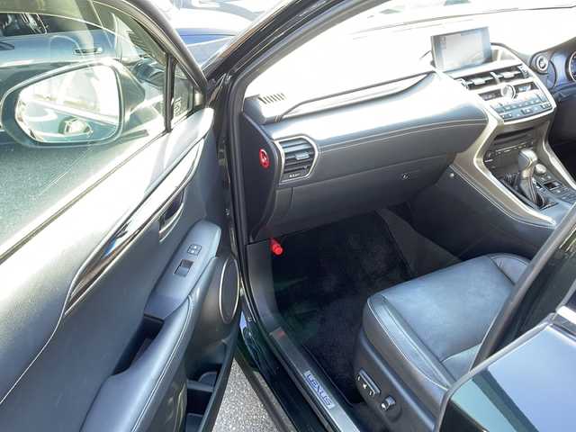 レクサス ＮＸ 300h バージョンL 佐賀県 2015(平27)年 8.2万km グラファイトブラックガラスフレーク エンジンスタートボタン/保証書/取扱説明書/記録簿/MTモード付AT/スマートキー/スペアキー有/クルーズコントロール/Bluetooth接続/CD再生/USB入力端子/ビルトインETC/バックカメラ/サイドカメラ/SD/AUX/フルセグテレビ/純正SDナビ/DVD再生/Blu-ray再生/サンルーフ/電動リアゲート/純正フロアマット/全席パワーシート/前席シートヒーター/前席エアシート/純正アルミホイール/ABS/横滑り防止装置/前後コーナーセンサー/盗難防止装置/オートライト/LEDライト/ステアリングスイッチ/ステアリングヒーター/パドルシフト/ブレーキホールド/シートメモリ