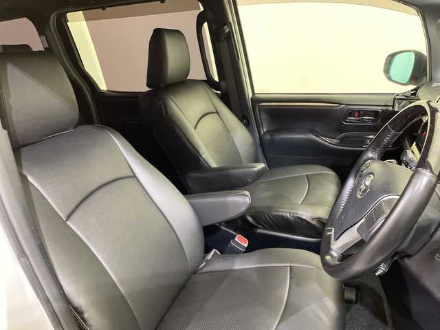 トヨタ エスクァイア Gi ブラックテーラード 愛媛県 2016(平28)年 7.7万km ホワイトパールクリスタルシャイン ツインムーンルーフ/リアオートエアコン//ＡＬＰＩＮＥ１１インチナビ/フルセグTV　Bluetooth DVD再生/両側電動スライドドア/ビルトインＥＴＣ/シートヒーター/クルーズコントロール/革巻きステアリング/ＬＥＤヘッドライト/オートマチックハイビーム