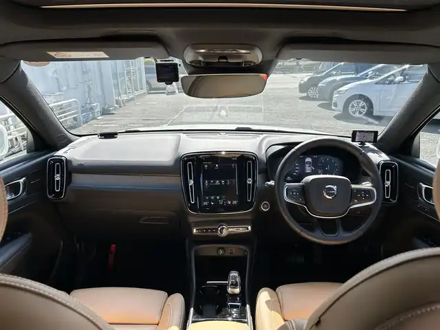 ボルボ ＸＣ４０ B4 AWD インスクリプション 東京都 2021(令3)年 2.9万km クリスタルホワイトP ワンオーナー/4WD/パノラマガラスサンルーフ/harman/kardonプレミアムサウンドシステム/パークアシストパイロット/衝突回避/被害軽減ブレーキ機能付CTA/  （クロス・トラフィック・アラート）/オンカミングレーンミティゲーション（対向車衝突回避支援機能）/ステアリングアシスト付BLIS/  （後車衝突回避支援機能付ブラインドスポット/    インフォメーションシステム）/LCMA（レーンチェンジマージエイド）/RSI（ロードサインインフォメーション）/DAC（ドライバーアラートコントロール）/全車速追従機能付ACC（アダプティブクルーズコントロール）/パイロットアシスト（車線維持支援機能）/LKA（レーンキーピングエイド）/革シート/前席パワーシート/前後席シートヒーター/クリスタル製シフトノブ/ステアリングヒーター/ハンズフリーパワーバックドア/ワイヤレススマートフォンチャージ/純正HDDナビ/フルセグTV/Bluetooth/ETC2.0/前後ドライブレコーダー/プッシュエンジンスターター/スマートキー×2個/純正19インチアルミホイール/LEDヘッドライト/フォグランプ/取扱説明書/保証書