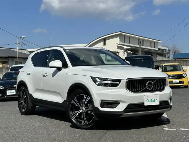 ボルボ ＸＣ４０ B4 AWD インスクリプション 東京都 2021(令3)年 2.9万km クリスタルホワイトP ワンオーナー/4WD/パノラマガラスサンルーフ/harman/kardonプレミアムサウンドシステム/パークアシストパイロット/衝突回避/被害軽減ブレーキ機能付CTA/  （クロス・トラフィック・アラート）/オンカミングレーンミティゲーション（対向車衝突回避支援機能）/ステアリングアシスト付BLIS/  （後車衝突回避支援機能付ブラインドスポット/    インフォメーションシステム）/LCMA（レーンチェンジマージエイド）/RSI（ロードサインインフォメーション）/DAC（ドライバーアラートコントロール）/全車速追従機能付ACC（アダプティブクルーズコントロール）/パイロットアシスト（車線維持支援機能）/LKA（レーンキーピングエイド）/革シート/前席パワーシート/前後席シートヒーター/クリスタル製シフトノブ/ステアリングヒーター/ハンズフリーパワーバックドア/ワイヤレススマートフォンチャージ/純正HDDナビ/フルセグTV/Bluetooth/ETC2.0/前後ドライブレコーダー/プッシュエンジンスターター/スマートキー×2個/純正19インチアルミホイール/LEDヘッドライト/フォグランプ/取扱説明書/保証書