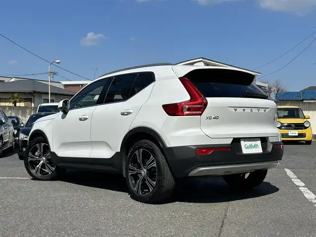 ボルボ ＸＣ４０ B4 AWD インスクリプション 東京都 2021(令3)年 2.9万km クリスタルホワイトP ワンオーナー/4WD/パノラマガラスサンルーフ/harman/kardonプレミアムサウンドシステム/パークアシストパイロット/衝突回避/被害軽減ブレーキ機能付CTA/  （クロス・トラフィック・アラート）/オンカミングレーンミティゲーション（対向車衝突回避支援機能）/ステアリングアシスト付BLIS/  （後車衝突回避支援機能付ブラインドスポット/    インフォメーションシステム）/LCMA（レーンチェンジマージエイド）/RSI（ロードサインインフォメーション）/DAC（ドライバーアラートコントロール）/全車速追従機能付ACC（アダプティブクルーズコントロール）/パイロットアシスト（車線維持支援機能）/LKA（レーンキーピングエイド）/革シート/前席パワーシート/前後席シートヒーター/クリスタル製シフトノブ/ステアリングヒーター/ハンズフリーパワーバックドア/ワイヤレススマートフォンチャージ/純正HDDナビ/フルセグTV/Bluetooth/ETC2.0/前後ドライブレコーダー/プッシュエンジンスターター/スマートキー×2個/純正19インチアルミホイール/LEDヘッドライト/フォグランプ/取扱説明書/保証書