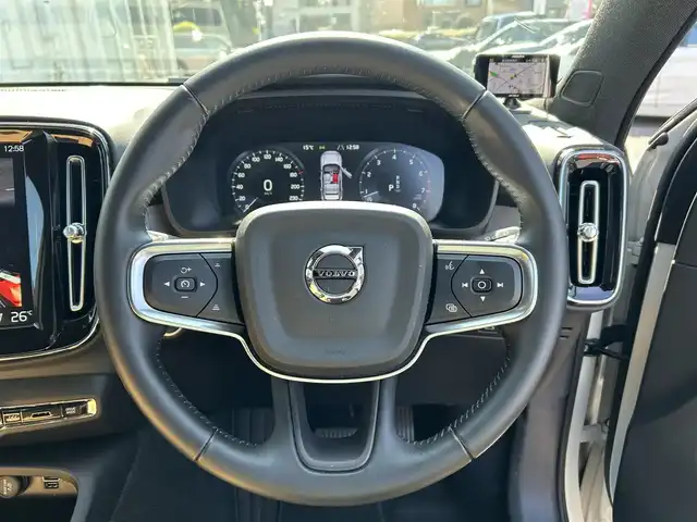 ボルボ ＸＣ４０ B4 AWD インスクリプション 東京都 2021(令3)年 2.9万km クリスタルホワイトP ワンオーナー/4WD/パノラマガラスサンルーフ/harman/kardonプレミアムサウンドシステム/パークアシストパイロット/衝突回避/被害軽減ブレーキ機能付CTA/  （クロス・トラフィック・アラート）/オンカミングレーンミティゲーション（対向車衝突回避支援機能）/ステアリングアシスト付BLIS/  （後車衝突回避支援機能付ブラインドスポット/    インフォメーションシステム）/LCMA（レーンチェンジマージエイド）/RSI（ロードサインインフォメーション）/DAC（ドライバーアラートコントロール）/全車速追従機能付ACC（アダプティブクルーズコントロール）/パイロットアシスト（車線維持支援機能）/LKA（レーンキーピングエイド）/革シート/前席パワーシート/前後席シートヒーター/クリスタル製シフトノブ/ステアリングヒーター/ハンズフリーパワーバックドア/ワイヤレススマートフォンチャージ/純正HDDナビ/フルセグTV/Bluetooth/ETC2.0/前後ドライブレコーダー/プッシュエンジンスターター/スマートキー×2個/純正19インチアルミホイール/LEDヘッドライト/フォグランプ/取扱説明書/保証書