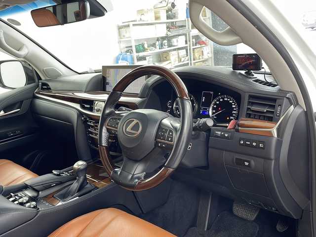 レクサス ＬＸ 570 道央・札幌 2017(平29)年 5.2万km ソニッククォーツ ・後期モデル/・モデリスタエアロ/・モデリスタマフラー/・純正21インチAW/・セーフティシステムプラス/・F・R席(シートヒーター&ベンチレーション）/・ステアリングヒーター/・ウッドコンビステアリング/・パワーバックゲート/・LEDヘッドライト/・HUD/・BSM/・クールボックス/・ビルトインETC(2.0)/・セミアニリン本革シート/・サンルーフ/・スマートキー/・12.3インチディスプレイ