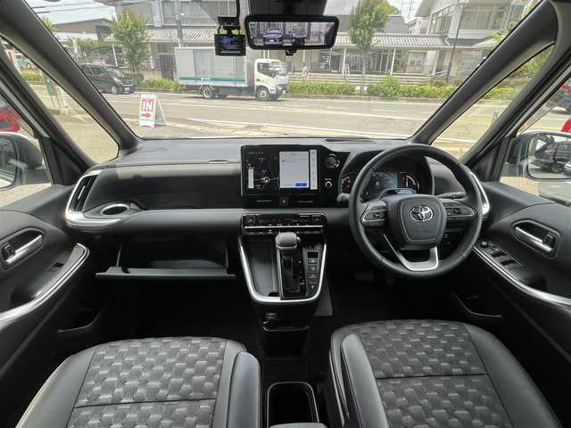トヨタ ヴォクシー S－Z 京都府 2024(令6)年 0.5万km ホワイトパールクリスタルシャイン  ワンオーナー/ 快適利便パッケージHigh/ ドライビングサポートパッケージ/ ディスプレイオーディオプラス/ デジタルインナーミラー/ ユニバーサルステップ/ ヘッドアップディスプレイ/ トヨタチームメイト/ パノラミックビューモニター/ パーキングブレーキサポート/ アドバンスドパーク/ ディスプレイオーディオナビ　フルセグ/ CD DVD BT HDMI USB タイプC　ETC2.0/ フリップダウンモニター/ ハーフレザーシート　シートヒーター/ リヤシートヒーター/ ドライブレコーダー/ パワーリアゲート/ 両側パワースライドドア/ スマートキー　スマートキースペアあり/ 保証書　取説あり