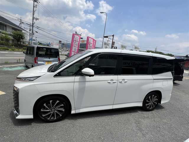 トヨタ ヴォクシー S－Z 京都府 2024(令6)年 0.5万km ホワイトパールクリスタルシャイン  ワンオーナー/ 快適利便パッケージHigh/ ドライビングサポートパッケージ/ ディスプレイオーディオプラス/ デジタルインナーミラー/ ユニバーサルステップ/ ヘッドアップディスプレイ/ トヨタチームメイト/ パノラミックビューモニター/ パーキングブレーキサポート/ アドバンスドパーク/ ディスプレイオーディオナビ　フルセグ/ CD DVD BT HDMI USB タイプC　ETC2.0/ フリップダウンモニター/ ハーフレザーシート　シートヒーター/ リヤシートヒーター/ ドライブレコーダー/ パワーリアゲート/ 両側パワースライドドア/ スマートキー　スマートキースペアあり/ 保証書　取説あり