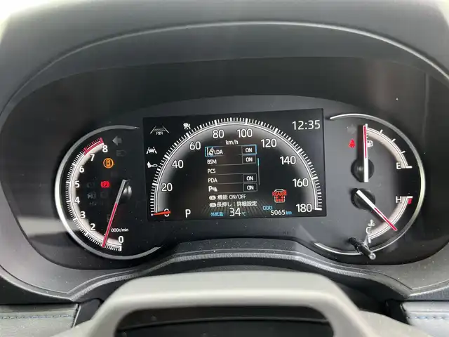 トヨタ ヴォクシー S－Z 京都府 2024(令6)年 0.5万km ホワイトパールクリスタルシャイン  ワンオーナー/ 快適利便パッケージHigh/ ドライビングサポートパッケージ/ ディスプレイオーディオプラス/ デジタルインナーミラー/ ユニバーサルステップ/ ヘッドアップディスプレイ/ トヨタチームメイト/ パノラミックビューモニター/ パーキングブレーキサポート/ アドバンスドパーク/ ディスプレイオーディオナビ　フルセグ/ CD DVD BT HDMI USB タイプC　ETC2.0/ フリップダウンモニター/ ハーフレザーシート　シートヒーター/ リヤシートヒーター/ ドライブレコーダー/ パワーリアゲート/ 両側パワースライドドア/ スマートキー　スマートキースペアあり/ 保証書　取説あり