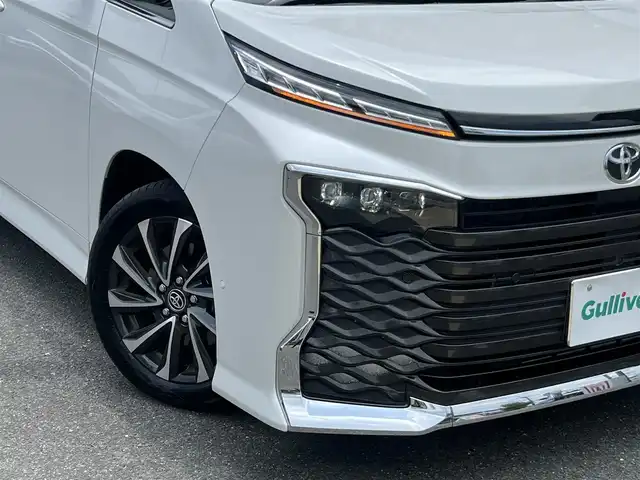 トヨタ ヴォクシー S－Z 京都府 2024(令6)年 0.5万km ホワイトパールクリスタルシャイン  ワンオーナー/ 快適利便パッケージHigh/ ドライビングサポートパッケージ/ ディスプレイオーディオプラス/ デジタルインナーミラー/ ユニバーサルステップ/ ヘッドアップディスプレイ/ トヨタチームメイト/ パノラミックビューモニター/ パーキングブレーキサポート/ アドバンスドパーク/ ディスプレイオーディオナビ　フルセグ/ CD DVD BT HDMI USB タイプC　ETC2.0/ フリップダウンモニター/ ハーフレザーシート　シートヒーター/ リヤシートヒーター/ ドライブレコーダー/ パワーリアゲート/ 両側パワースライドドア/ スマートキー　スマートキースペアあり/ 保証書　取説あり